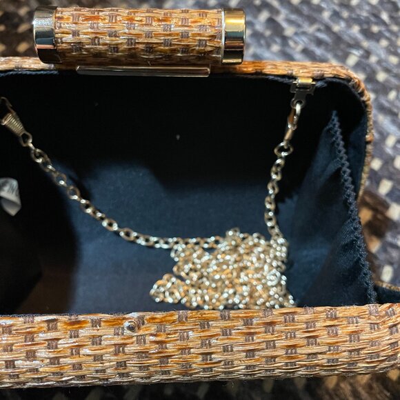 Snap close straw rattan style clutch with optional gold tone strap - Picture 4 of 7